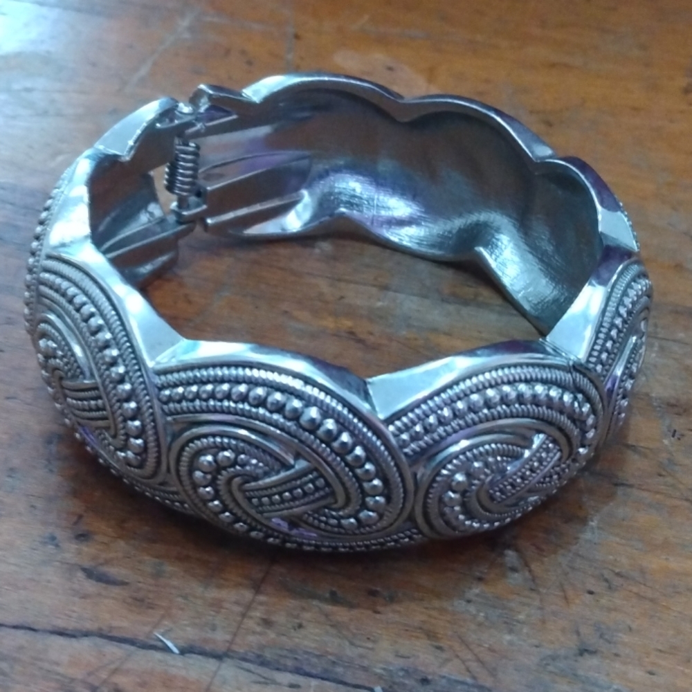 hinged silver tone bangle bracelet